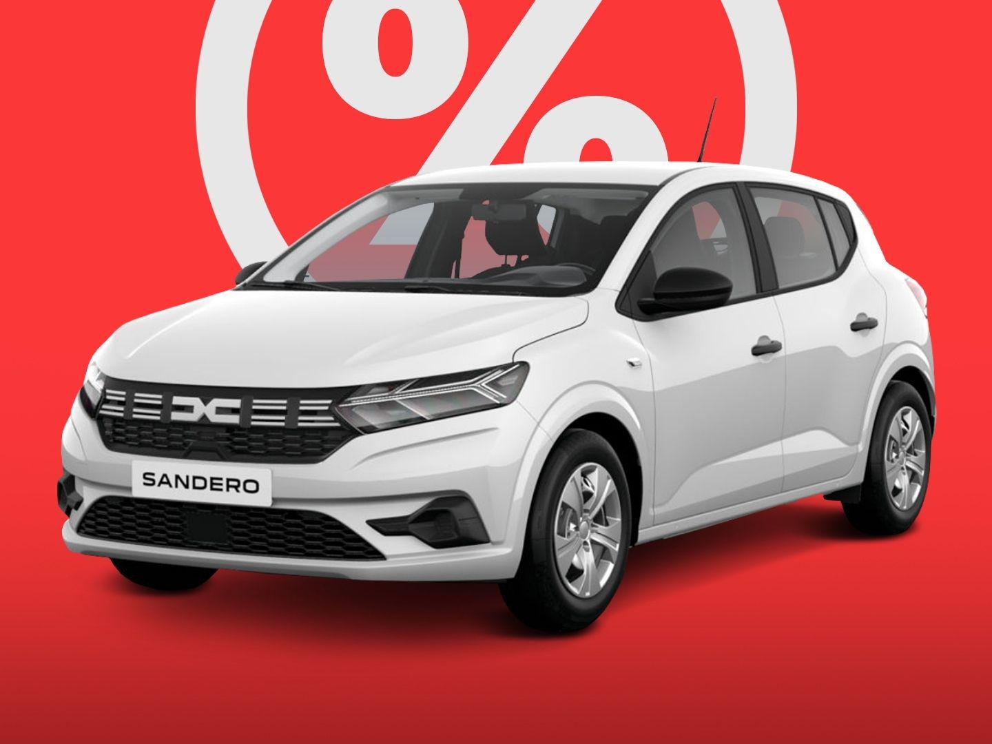 Weisser Dacia Sandero in Dreiviertelansicht vor rotem Hintergrund mit grossem Prozentzeichen, symbolisch fuer Rabatt- oder Sonderangebotsaktionen.