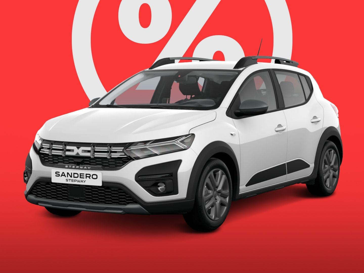 Weisser Dacia Sandero Stepway in Dreiviertelansicht vor rotem Hintergrund mit grossem Prozentzeichen, symbolisch fuer Rabatt- oder Sonderangebotsaktionen.