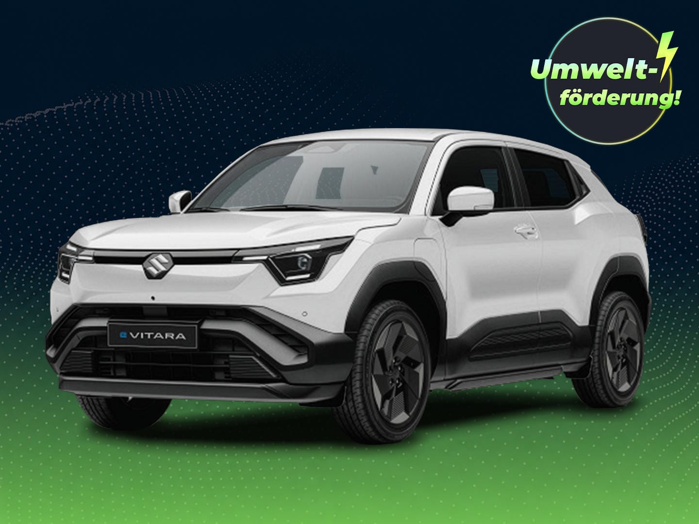 Weißer Suzuki Vitara Elektro vor dunkelblau-grünem Hintergrund mit grafischen Wellenmustern. Oben rechts weist ein Badge auf eine Umweltförderung von bis zu 6.000 Euro für die E-Prämie 2026 hin.